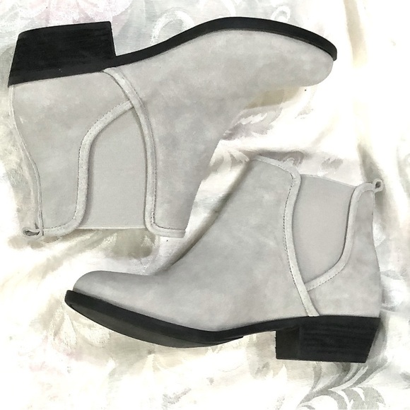 Isaac Mizrahi Live Chelsea Boots Suede Light Grey Cement Gloria sz 10 New No Box - Picture 6 of 11